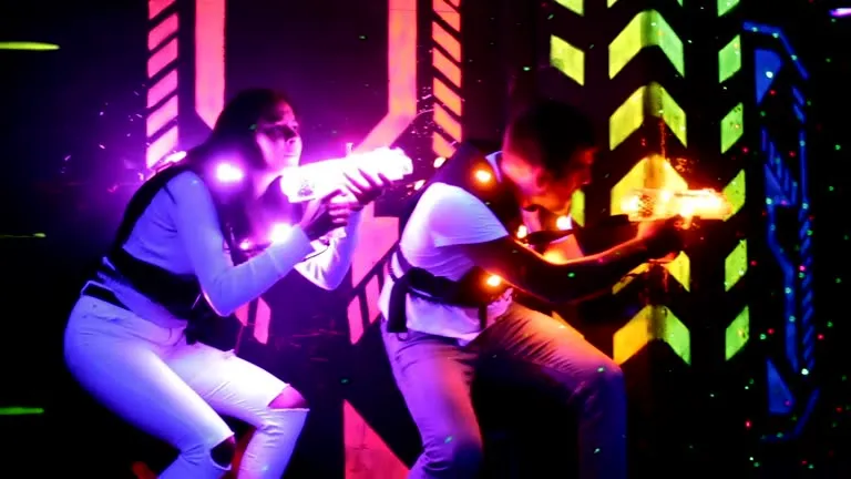 Arena principale con effetti neon